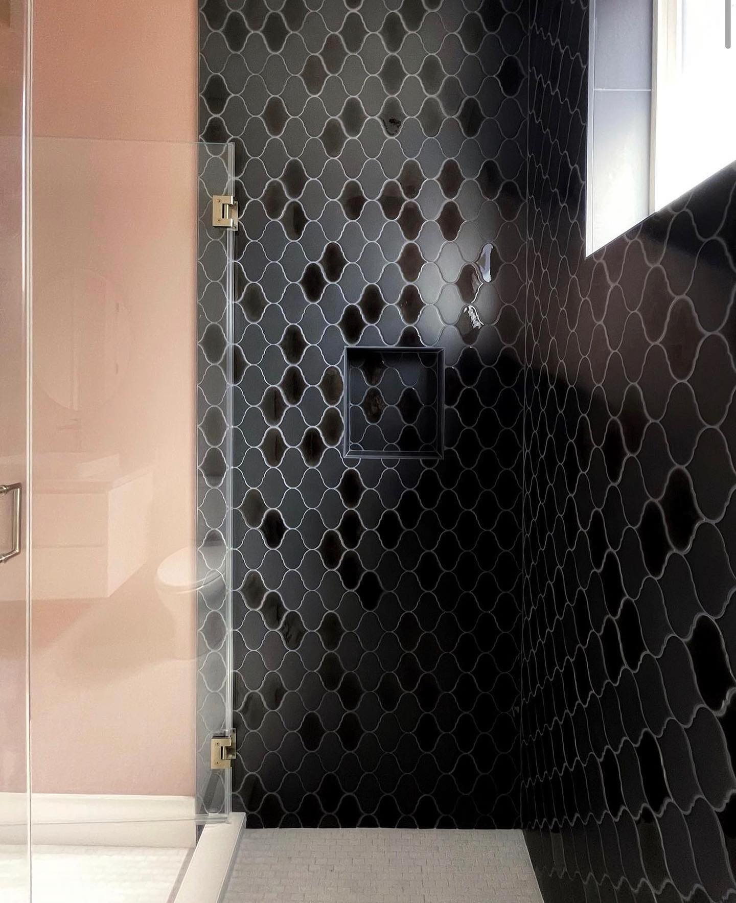 We love the use of our Retro series in Chrome Cloud on this shower wall paired with a nude pink paint color to compliment the bronze accents in the tile, and bring some warmth to the design. #emsertile