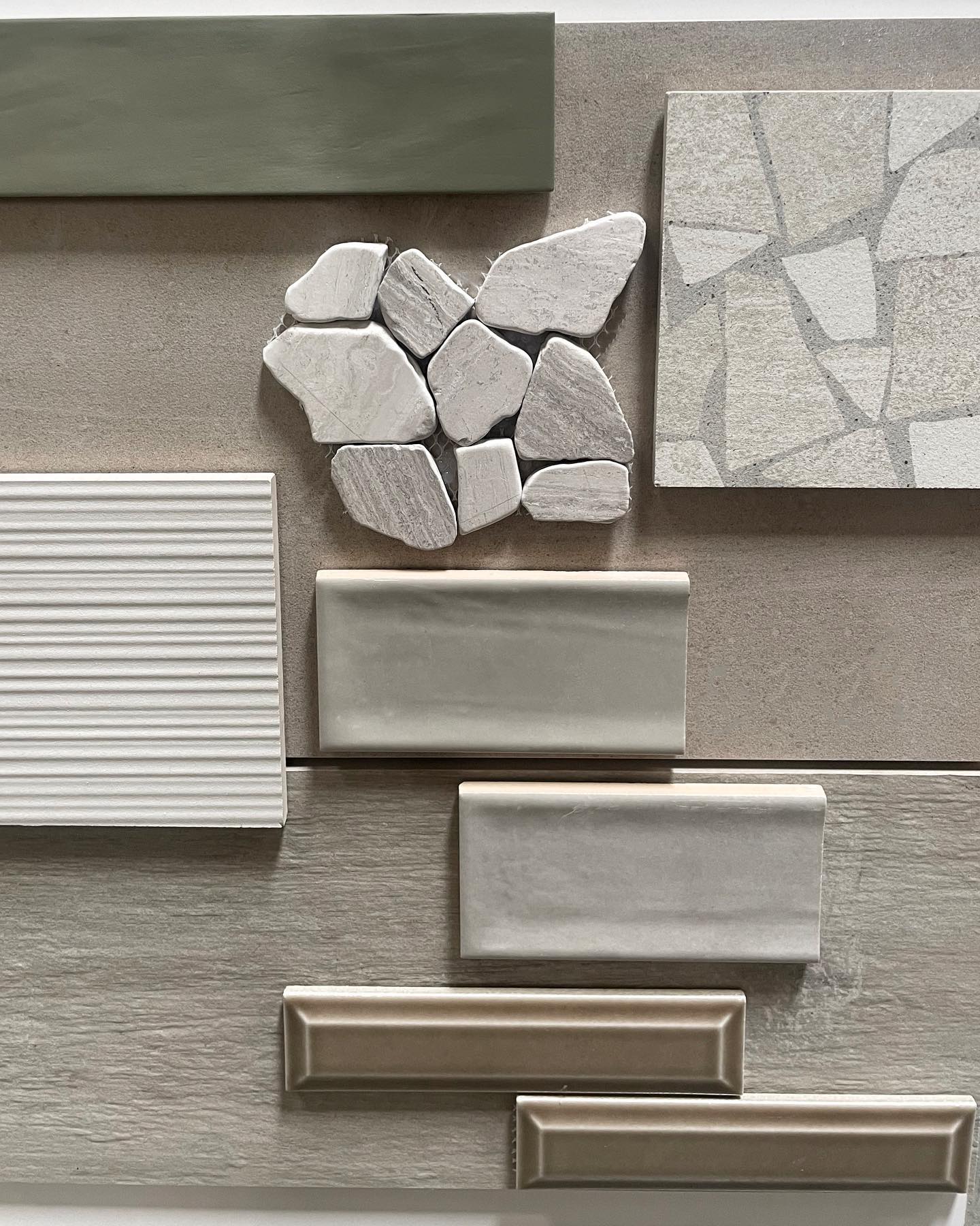 Warm neutrals we love 😍
Featured collections: Hues, Sparkle, Mood, Raku, Cultura, & Kinetic

#tiletuesday #emsertile