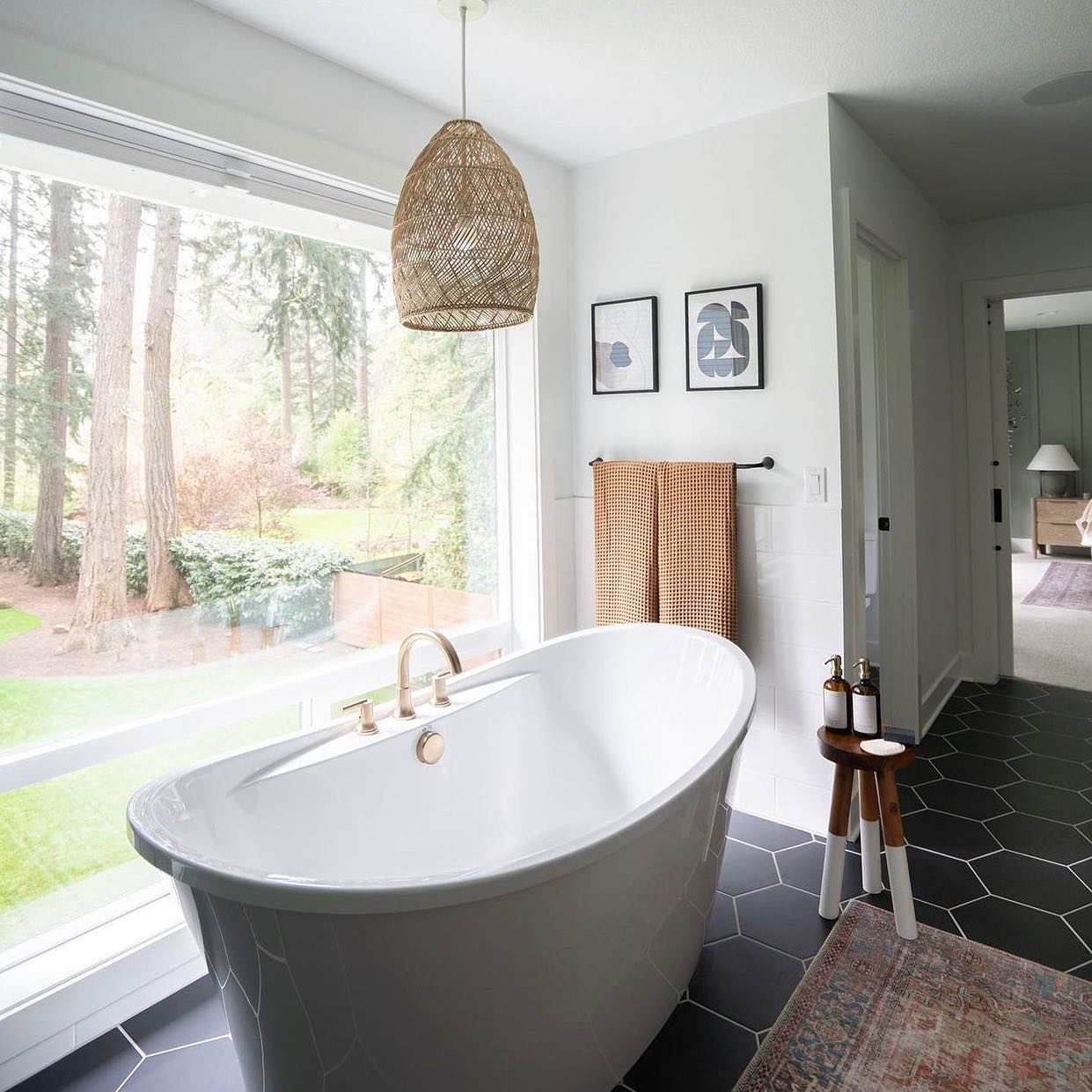 Bath with a view😍
A beautiful self-care Sunday space by @firwood.farmhouse ft. our Rhythm black hex. #emsertile #sundayvibes