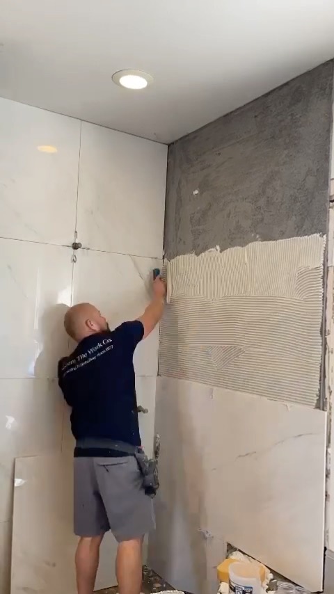We’re feeling good about this 30 x 30 installation by Jake aka @sdshowerpro, of our porcelain marble tile, Serendra 🙌🏼 #emsertile