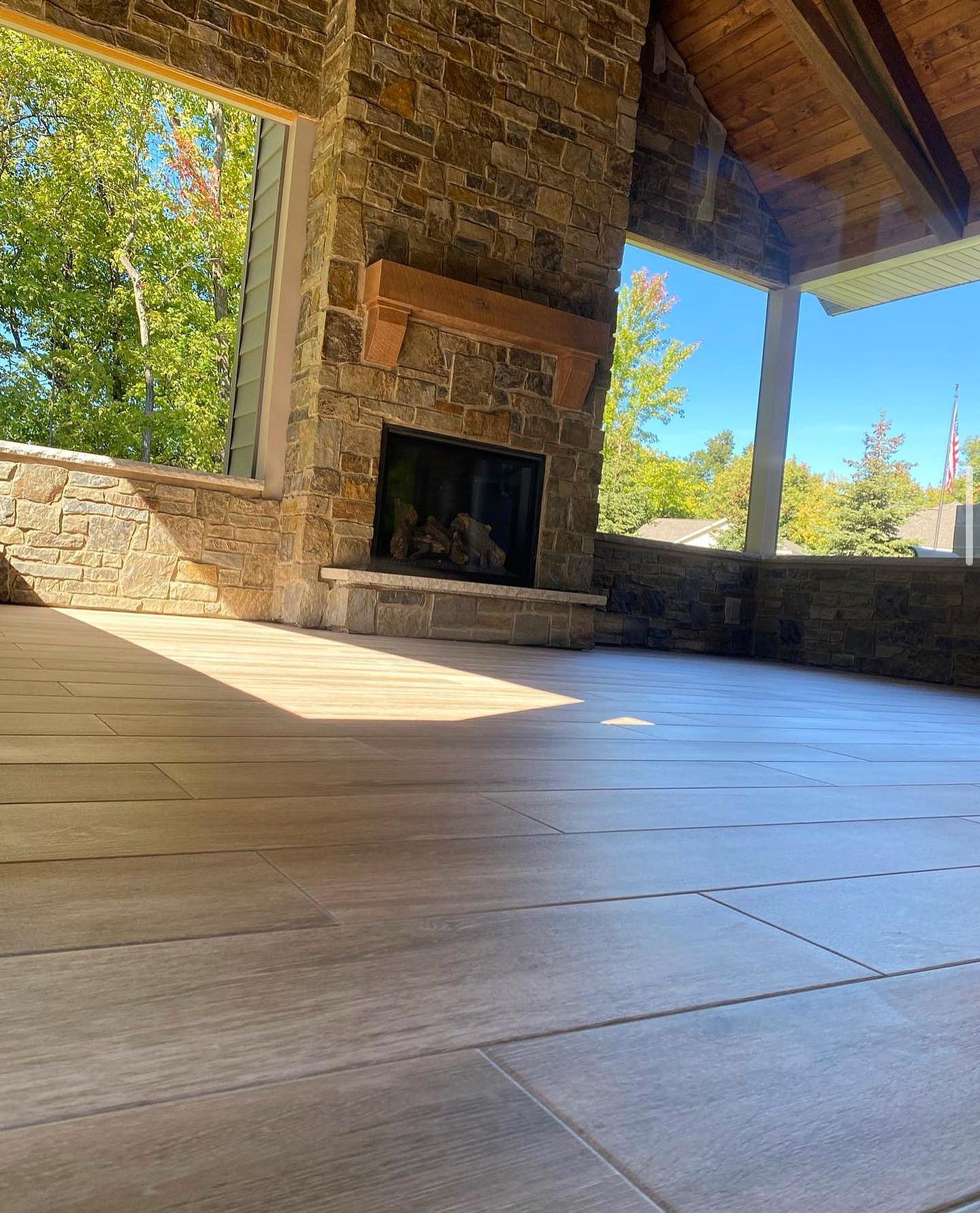Porch goals 😍 featuring one of our many wood-look tile collections. This glazed porcelain series called Angeles in the color “crest looks amazing in this outdoor/indoor space! Shout out to @aaronlflooring’s install. 🙌🏼🤩 #emsertile