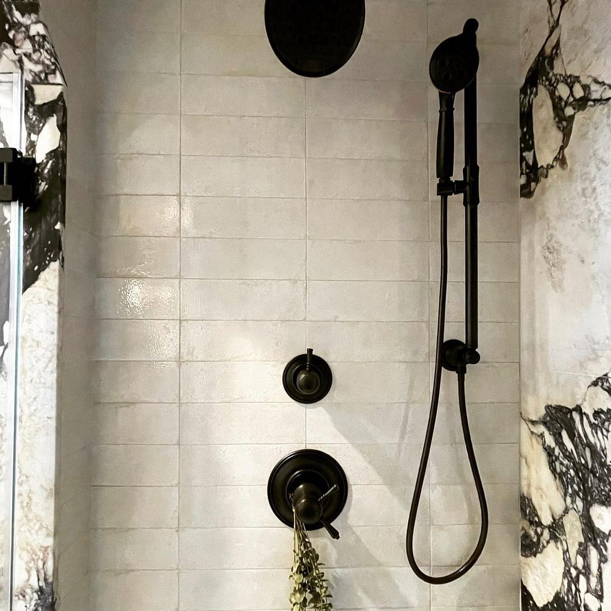 Stunning shower design by @aspenjamesdesign ft. our Inhale collection in Blanco 4”x12” 
#emsertile